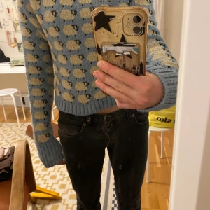 Blå stickad tröja från Zara - Supergullig stickad tröja från Zara i ljusblått med fårmönster över hela tröjan. Tröjan har ribbade muddar och rund hals. Den har inga defekter.