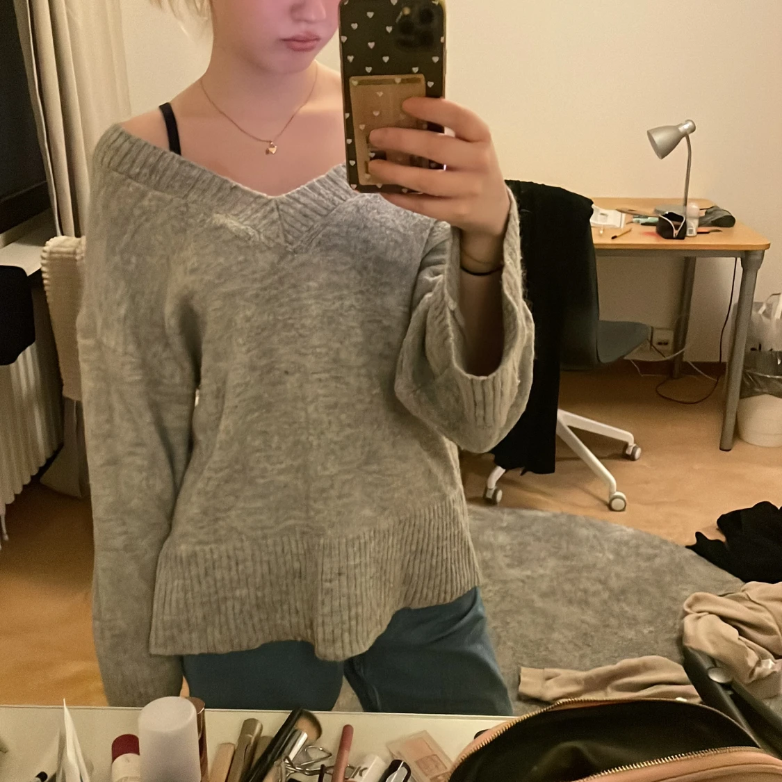 Grå stickad v-ringad tröja