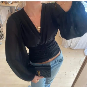 Svart blus - Superfin långärmad topp med puffiga ärmar och intagen midja☺️💗