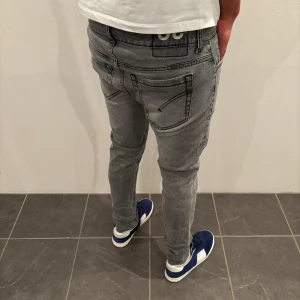 Dondup Jeans George  -  Trendigaste jeansen på marknaden! Hej, Säljer nu dessa sjukt snygga dondup jeans som är perfekt till våren och sommaren  Storlek= 32  Skick= 9,5/10 Ny pris= 4000 kr Säljs för= 1099 kr Väldigt populär och sällsynt färg 