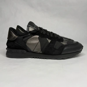 Valentino Rockrunner  - Jätte feta valentino rockrunners i jättebra skick 8/10. Storlek 42. Inga stora skador eller likande. Hör av dig vid frågor eller likande