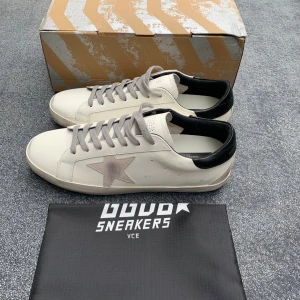 Golden goose  - Ett par riktigt feta golden goose i storlek 44, box och dustbag fås med, skickar samma dag!