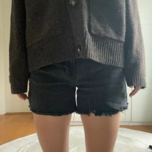 H&M Svarta Jeansshorts - Svarta högmidjade jeansshorts från H&M!💞 Storlek 38 men sitter som en 36!