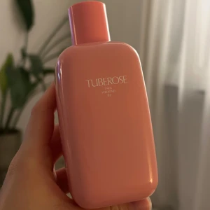 ZARA Tuberose Weekend 02 EdT - Trendig parfym i rosa flaska från ZARA. 180 ml Eau de toilette, tillverkad i Spanien. Perfekt för dig som vill sticka ut med en modern doft i stor flaska. Är inte använd många gånger.