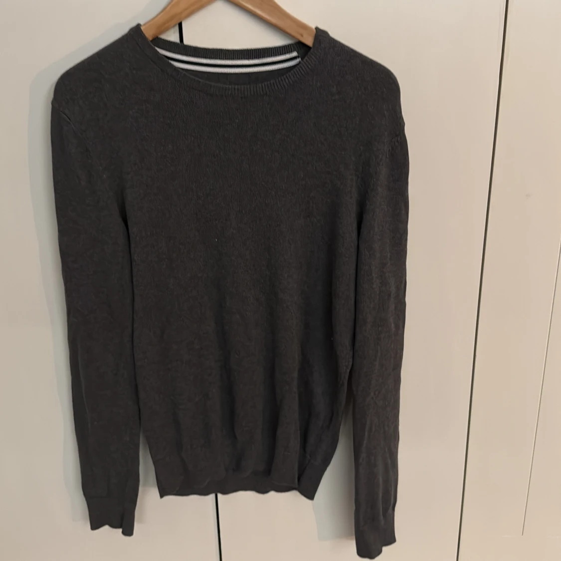 Mörkgrå stickad tröja med rund hals