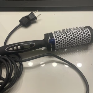 Värmeborste cera - Säljer denna värmeborste av märket cera då den tyvärr inte kommer till användning💓 endast använd ett fåtal gånger och funkar precis som den ska!