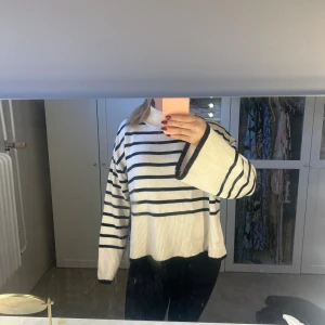 Randig stickad tröja med polokrage - Säljer en stickad polotröja ifrån Gina💞 den är knappt använd och i bra skick, kontakta vid frågor eller funderingar!!