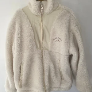 Vit teddyjacka från Bershka - Mysig vit teddyjacka från Bershka med dragkedja framtill och hög krage. Jackan har två fickor. Aldrig använd🤍