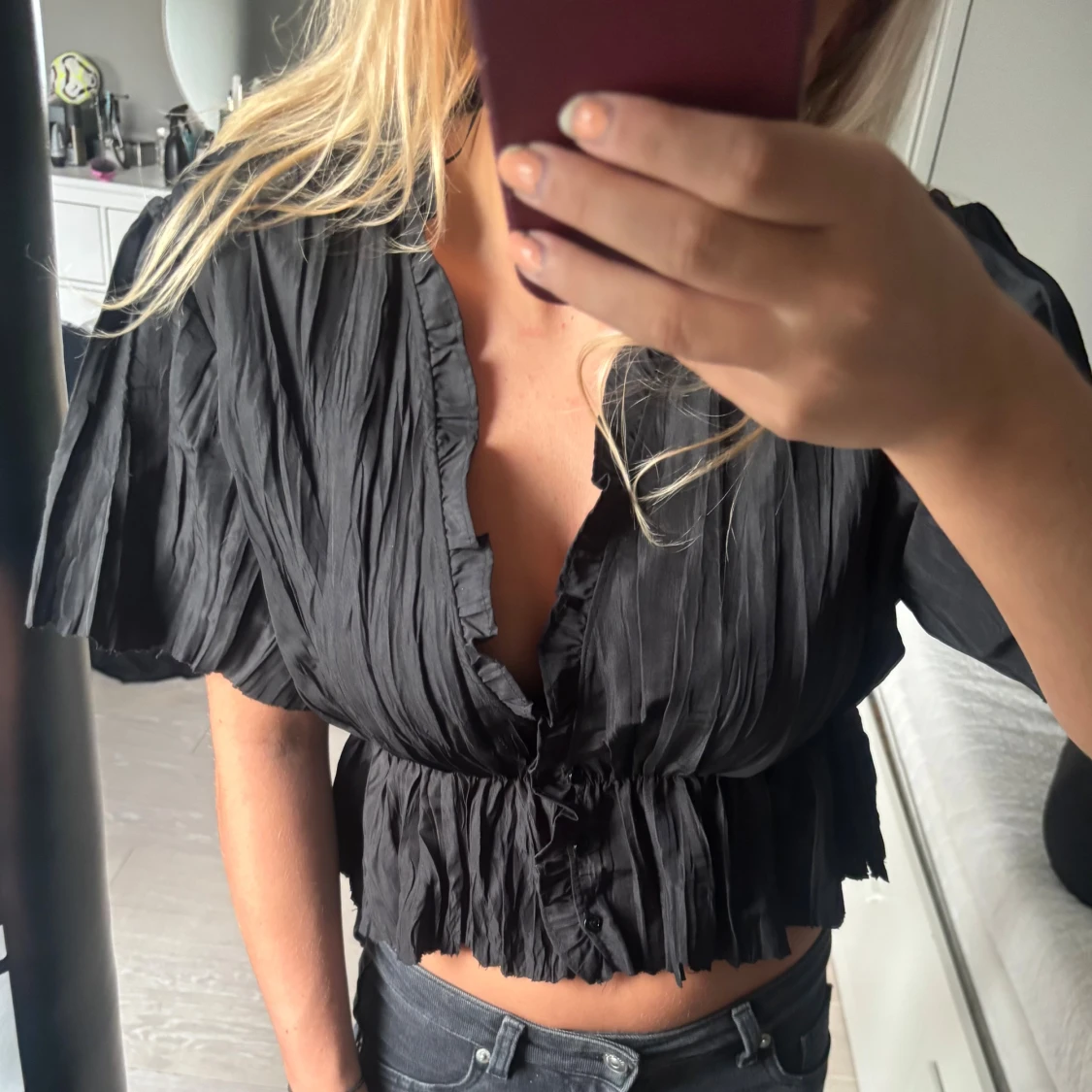 Svart croppad blus med volang - 1