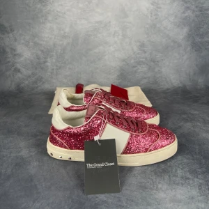 Valentino flycrews - Skick: 8,5/10, lätt använda, inga defekter. | Ingår: Skorna, dustbag, extrasnören och kort. | Nypris: +- 7000 SEK.