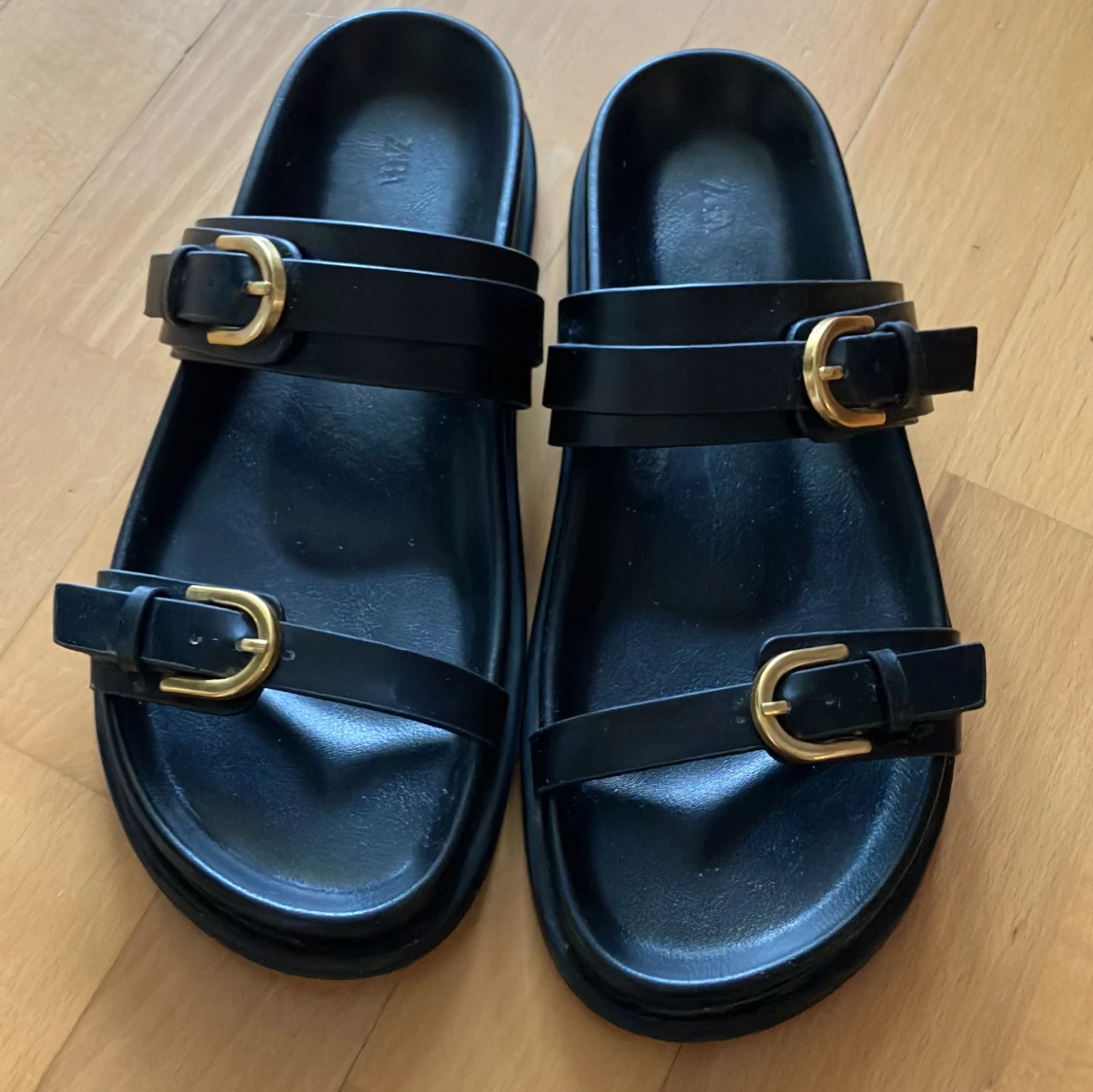 Svarta sandaler med spännen från Zara - 3