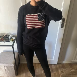 Mörkblå stickad tröja med USA-flagga - Säljer denna fina tröja då den inte användts på ett tag. Sitter som en smäck och är skitsnygg. Storlek M men passar på mig som är xs/s!❤️
