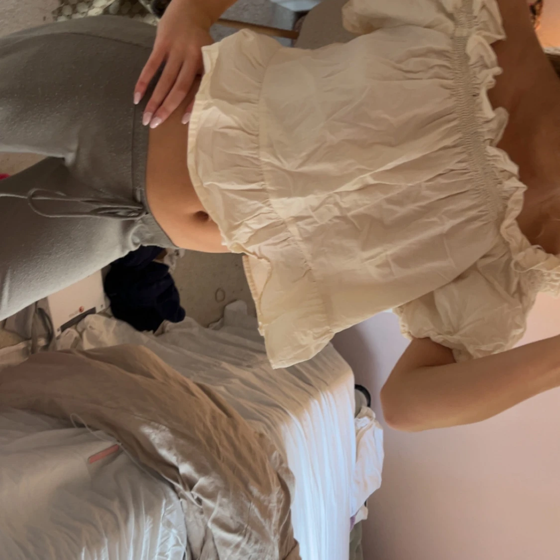 Beige blus med volang och puffärm