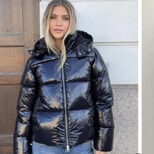 Nelly shiny puffer jacket  - Jacka från Nelly i storlek M, säljs då den tyvärr är lite stor för mig. Endast prövad, kan ta egna bilder om så önskas. Nypris 800kr