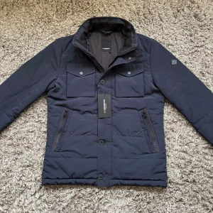 J Lindberg bailey field jacket - Säljer denna riktigt feta j Lindeberg field jacketen!⭐️Skick : 9/10 men dragremmen har gått sönder så de e en metalltråd istället men det funkar lika bra🙌Storlek L men  passar också M!⭐️NYPRIS = 4000kr! Hör gärna av er om ni har funderingar!👍