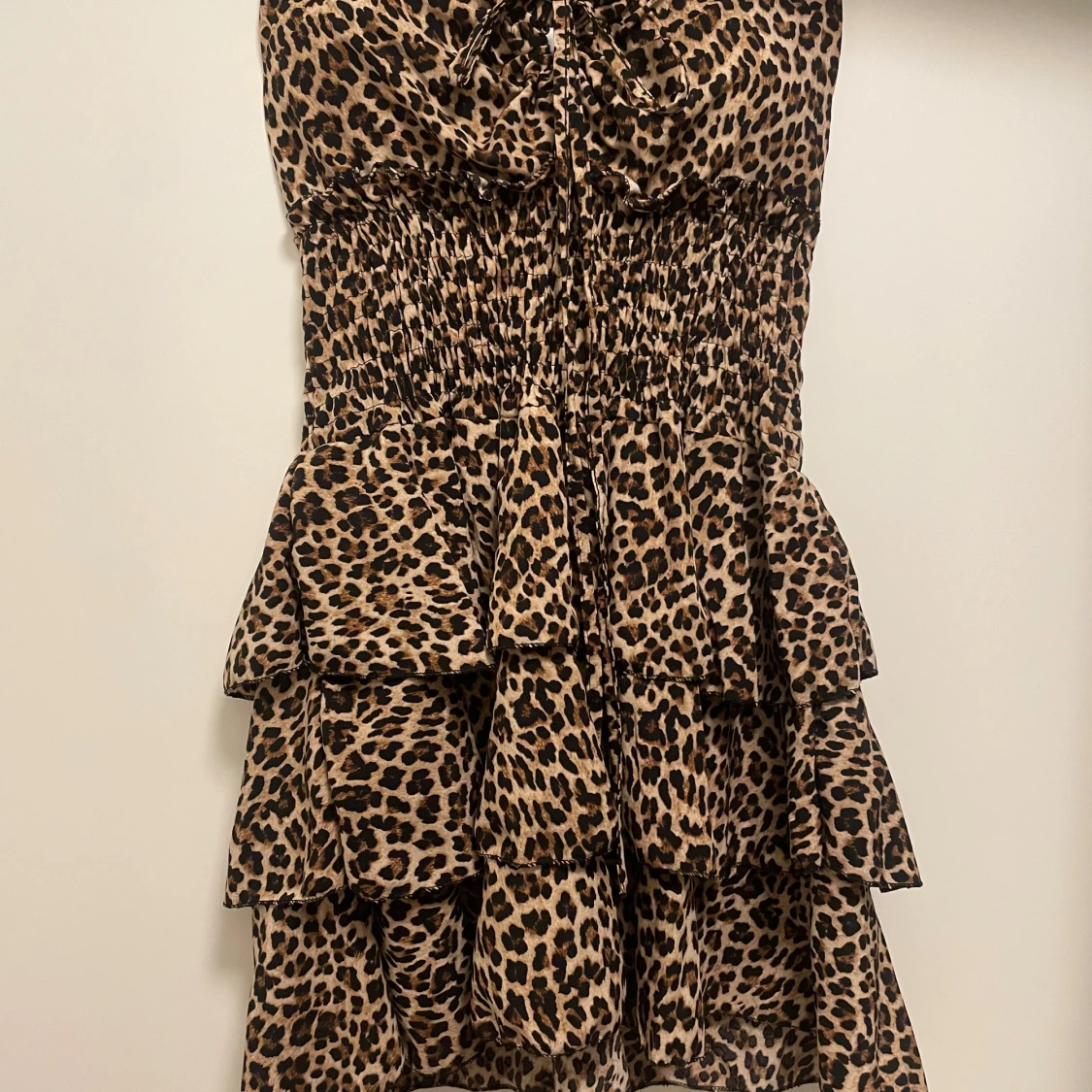 Leopardmönstrad volangklänning
