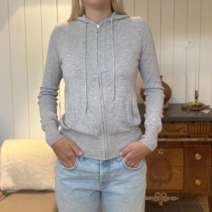 Ljusgrå hoodie i kashmir med dragkedja - Mysig ljusgrå hoodie med dragkedja och snörning i huvan. Från soft goat i storlek S💓