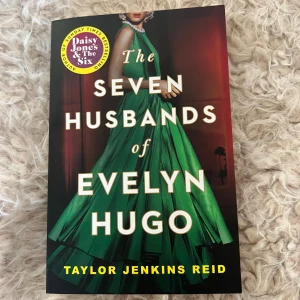 The Seven Husbands of Evelyn Hugo - Följ den glamorösa och skandalösa Hollywoodikonen Evelyn Hugo när hon avslöjar sitt livs hemligheter för en ung reporter. En berättelse om ambition, vänskap och förbjuden kärlek – perfekt för dig som gillar drama, kändisskap och oväntade vändningar.