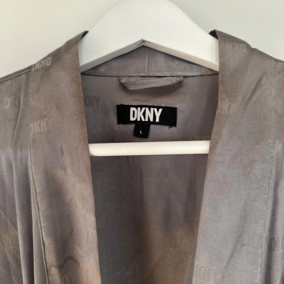 Grå lång satin morgonrock från DKNY - 4