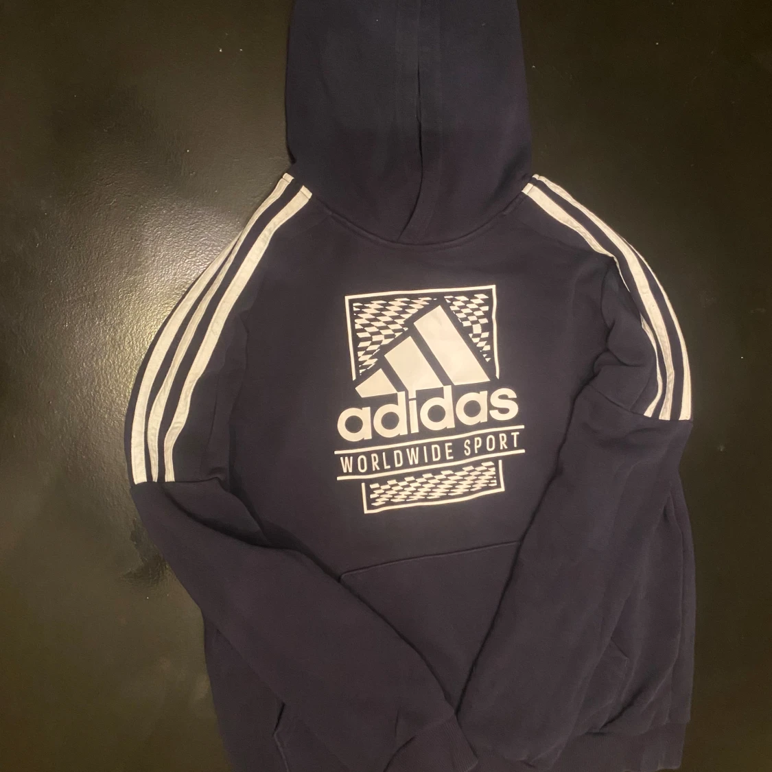 Mörkblå Adidas hoodie med tryck