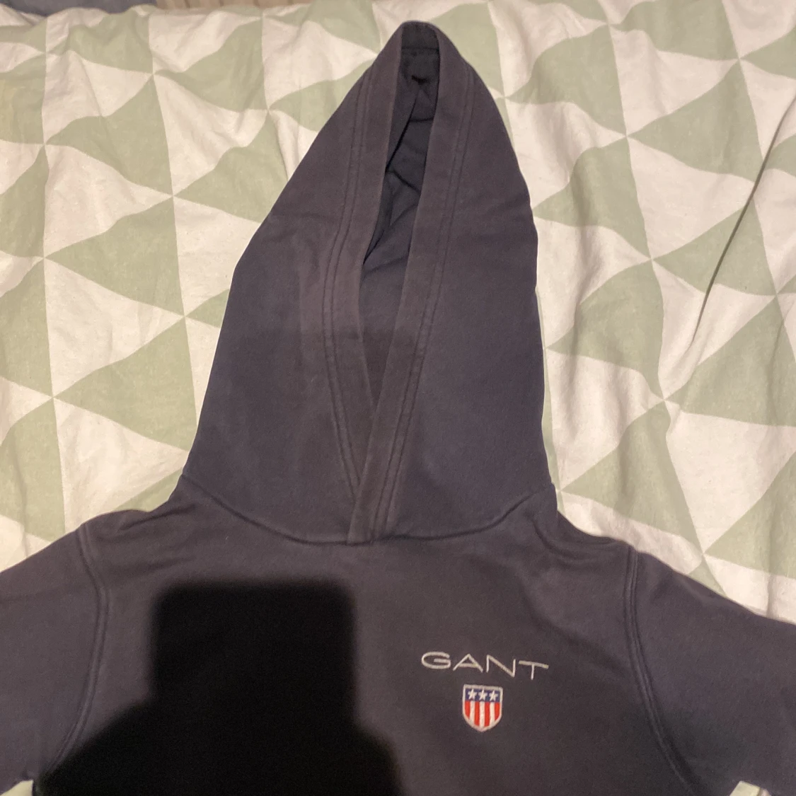 Mörkblå hoodie från GANT - 1