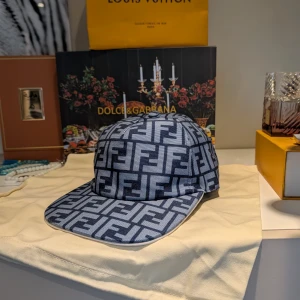 Fendi keps  - Helt ny Fendi monogram keps i färgen blå, väldig unik keps som är sällan att se. Storlek S-L