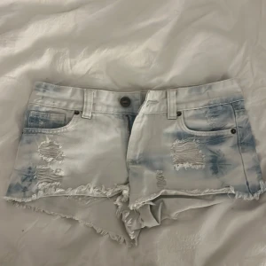 Ljusblå slitna jeansshorts - Säljer dessa super fina low waist jeans shorts då de tyvärr blivit för små. Vet tyvärr inte vad det är för märke eftersom jag köpt de begagnade innan🥲 midjemått: 37.5cm. Pris kan diskuteras, tryck gärna på köp nu ❤️