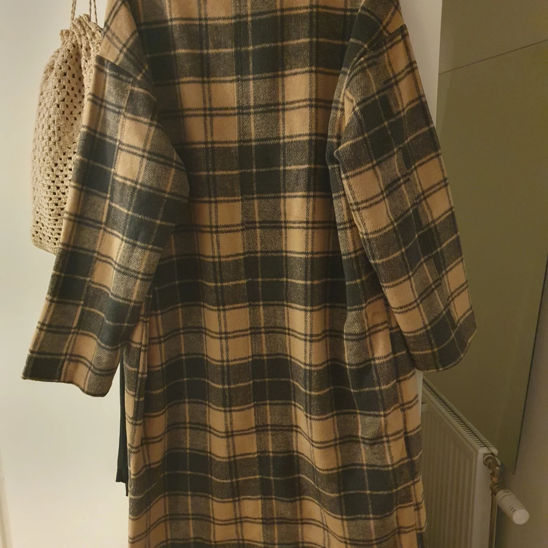 Rutig beige och svart kappa - 2