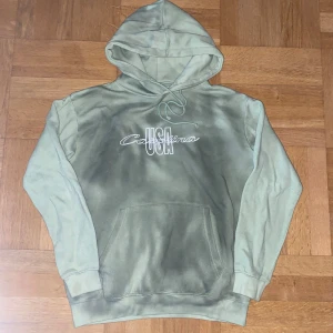 Grön hoodie Daisy Street California - Cool hoodie från Daisy Street i ljusgrön och mörkgrön tie-dye med tryck på bröstet. Tröjan har huva med snörning, magficka och långa ärmar. Perfekt för dig som gillar streetwear och chill vibes. 