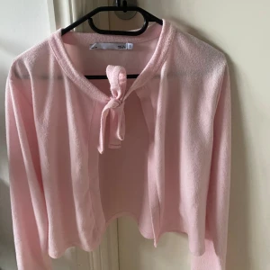 Ljusrosa kofta med knyte - Säljer en jätte söt kofta från lager 157 med knyte 