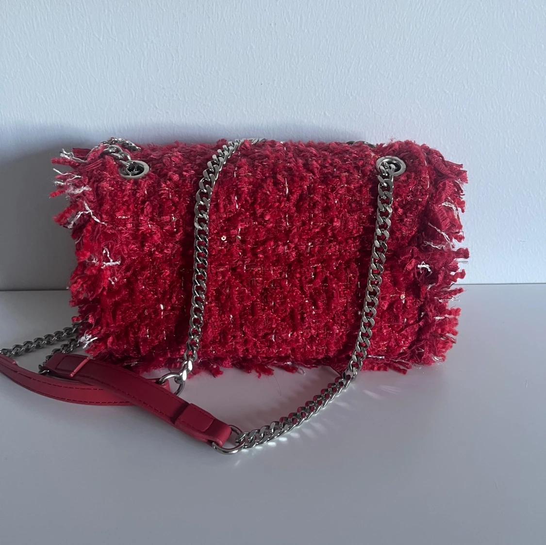 Röd axelväska med kedja - 1