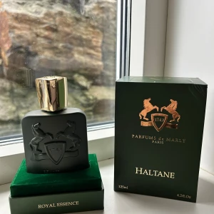 Parfums de Marly Haltane 125ml - Lyxig parfym från Parfums de Marly med nypris på 3520kr, säljer nu för 1700! Haltane Royal Essence kommer i en snygg grön förpackning med gulddetaljer och är helt oanvänd. Volymen är 125ml, tillverkad i Frankrike. Perfekt för höst och vinter då den är riktigt exklusiv och med långvarig doft🙌Äkthetsbevis finns, skriv gärna vid eventuella funderingar🤝 