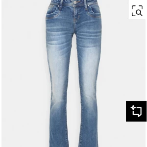 Ltb jeans - Säljer ett par jättefina lågmidjade Ltb jeans som är i väldigt bra skick! De ända slitningarna är längst ner på benen, som visas på bilden💕 Jeansen är i storlek w31L34