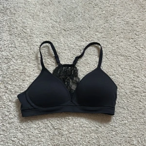 Svart spetsdetaljerad bh - Super skön bh utan metall bygel. Snygg spets och sköna band som inte skaver..