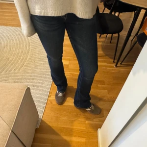 True Religion mörkblå bootcut jeans - Snygga mörkblå jeans från True Religion. Använd några få gånger. Jag är 170cm och de passar bra i längden. Storleken är 26 och motsvarar ungefär 36 
