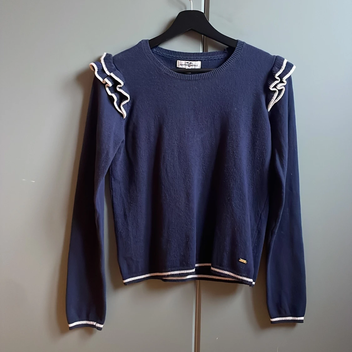 Stickad tröja med volanger