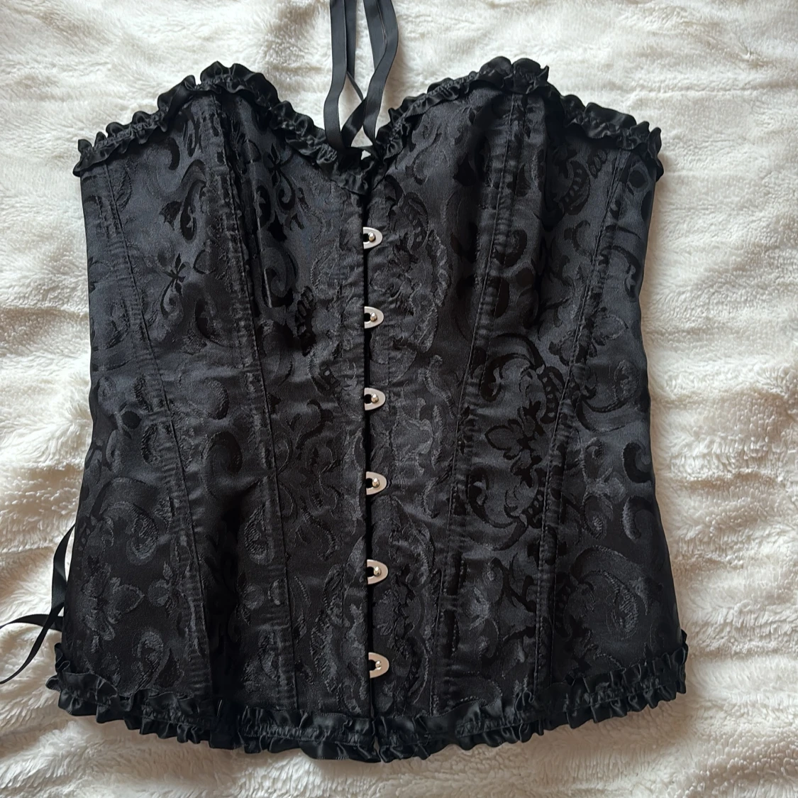 Svart korsett med snörning och volang - 3