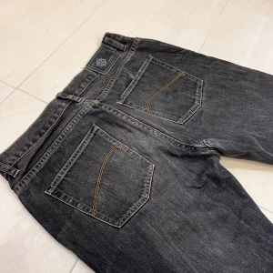 Svarta jeans från East West  - Snygga svarta jeans från East West🙌med klassisk femficksdesign och kontrastsömmar på bakfickorna. Jeansen har rak passform och är tillverkade i slitstarkt denimtyg. Perfekta för en utekväll eller bara för att hänga med kompisar✌️Har tyvärr ett hål i skrevet men går lätt att laga