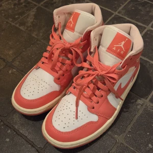 Nike Air Jordan 1 Mid sneakers, Rosa/Korall/Vit, Storl 37,5 - Nike Air Jordan 1 Mid sneakers i limited edition färg 'Strawberries and Cream'  Endast använda enstaka gång!  Nypris 1449 kr