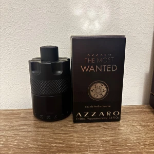 Azzaro The Most Wanted 100ml - Azzaro The Most Wanted Eau de Parfum Intense, 100 ml. Snygg och modern design som sticker ut. Perfekt för dig som vill ha en parfym med attityd och stil.