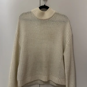 Stickad tröja  - En vit stickad tröja från Kappahl i storlek 170, den passar mig som har storlek S-M 