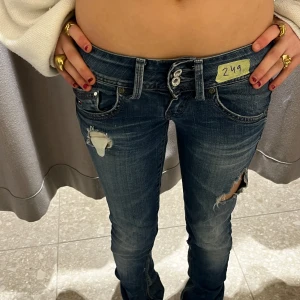 Jeans  - Säljer snygga jeans                                      midjemått rak över: 33-34.                 Innerbenslängd: 78cm                                                     De är sydda utsvängda men syns knappt 