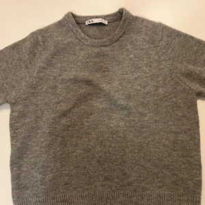 Stickad tshirt - Grå stickad T-shirt från Zara. Storlek L men skulle passa xxs-m också, om man vill ha lite mindre cropped. Använd köp nu 💗