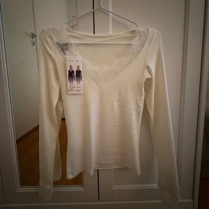 Vit tajt tröja med spets, från New Yorker - Säljer en helt oanvänd tajt tröja med spets från New Yorker. Liknar intimissimi tröjan❣️❣️