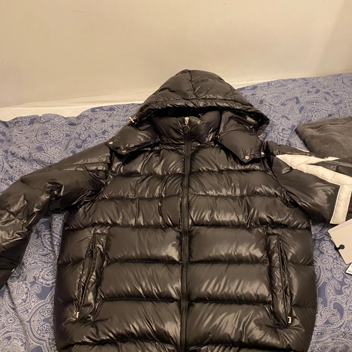 Svart Moncler pufferjacka med huva