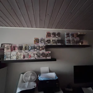 Funko Pop! samlarfigurer (ca 30+ olika) - Stor samling Funko Pop! figurer i originalförpackning, inklusive karaktärer från Disney, Star Wars, Harry Potter, NBA, Pokémon, Marvel och fler. Figurerna ser ut att vara i mycket gott skick, perfekt för samlare. Inga synliga skador på lådorna. Vilken som helst 100kr den stora för 400kr.!