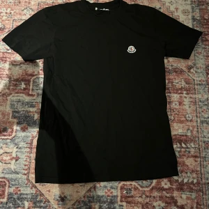 Moncler t shirt  - Säljer denna moncler t shirt aldrig använd storlek s skriv gärna vid funderingar!