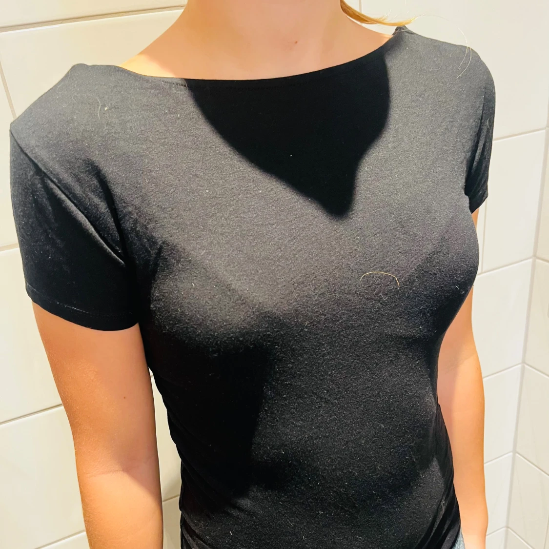 Svart topp med öppen rygg och rosett Lager 157 - 1