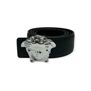 Versace Bälte - Helt nytt aldrig använt. Storlek 110cm. Kan frakta eller mötas i Haninge. Skriv gärna vid fler frågor, postar alltid inom 24h. (Alla bilder är tagna av mig)