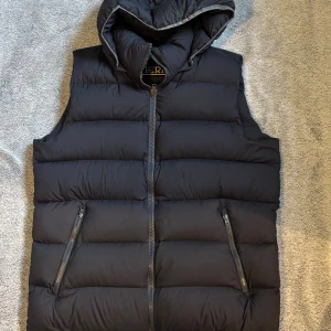 Herno väst  - Herno väst med lapp kvar}ny pris 4500 mitt pris 2499) storlek 48 italiensk storlek{hör av dig med mer frågor eller bilder🤩